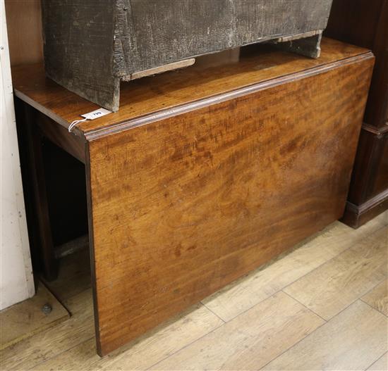 A George III mahogany drop leaf table W.117cm